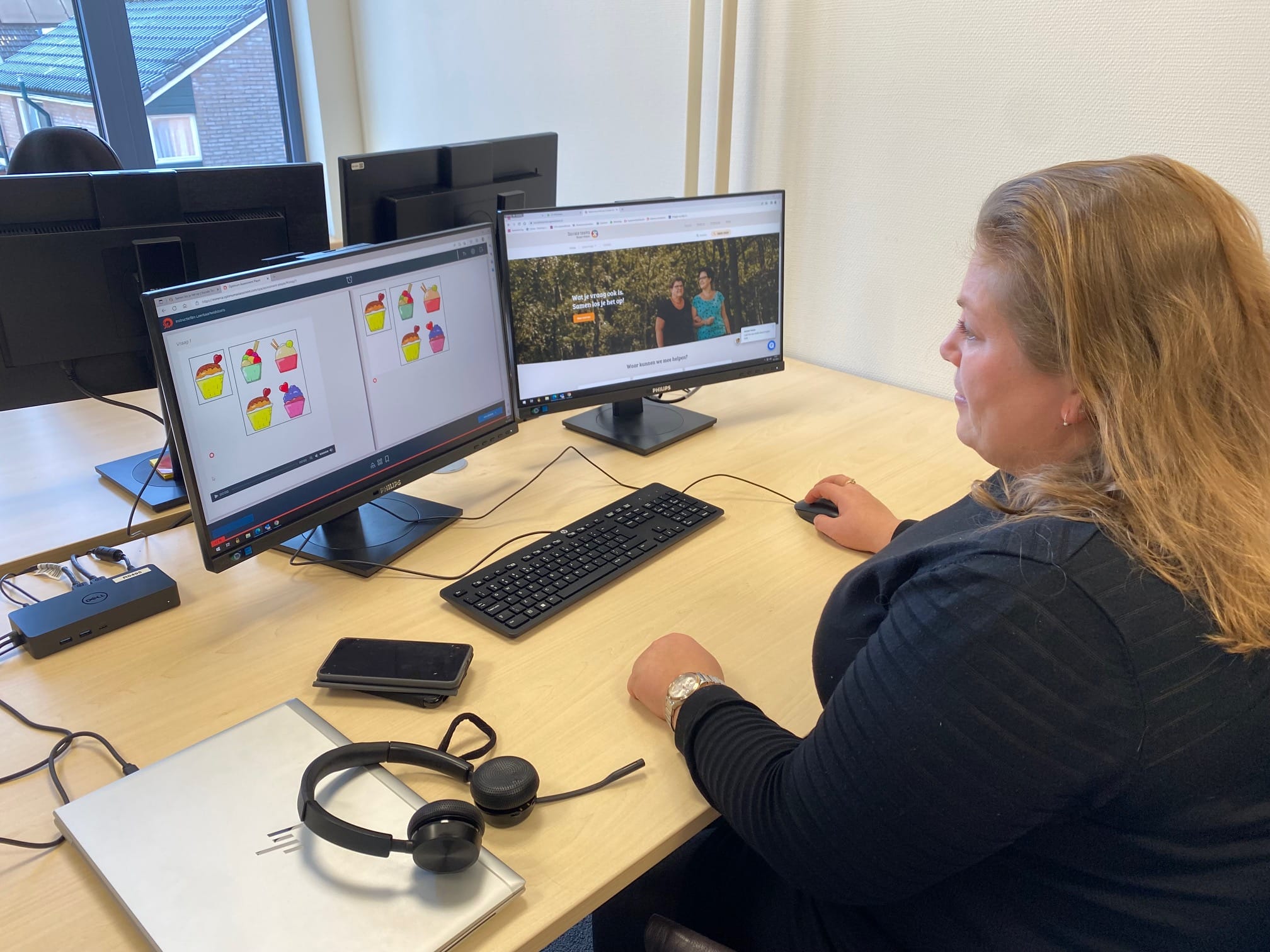 vrouw achter computer